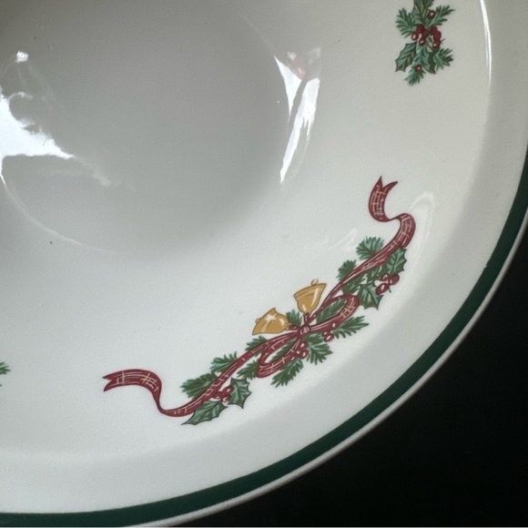 JOHNSON BROTHERS Victorian Christmas (Made in England) 8" Round Vegetable Bowl - Picture 3 of 8
